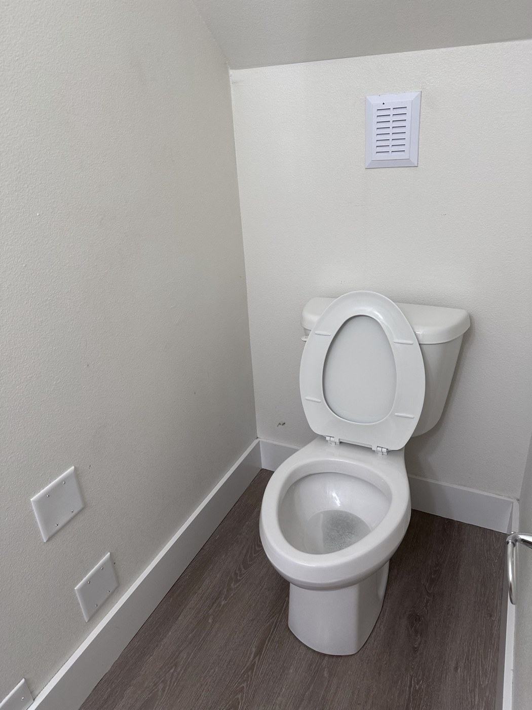 Bathroom fixtures and floor after cleaning