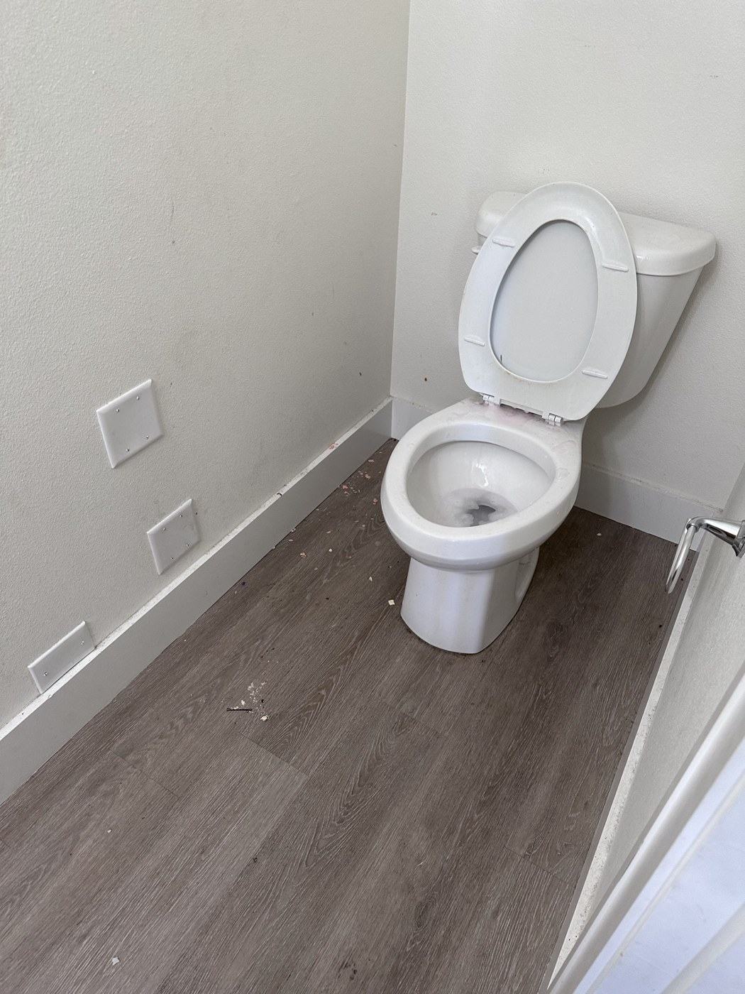 Bathroom fixtures and floor before cleaning